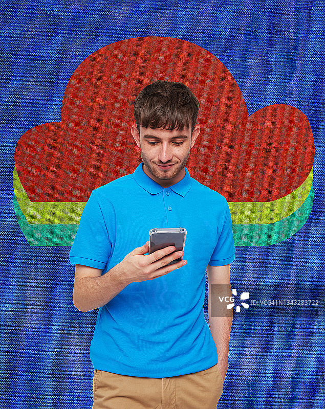 男人看着带有云朵标志的手机图片素材