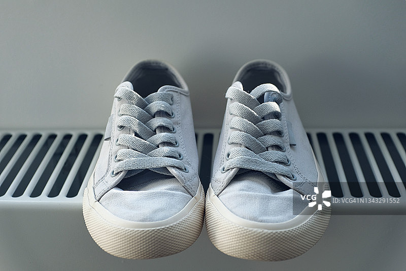 新款时尚女士运动鞋图片素材