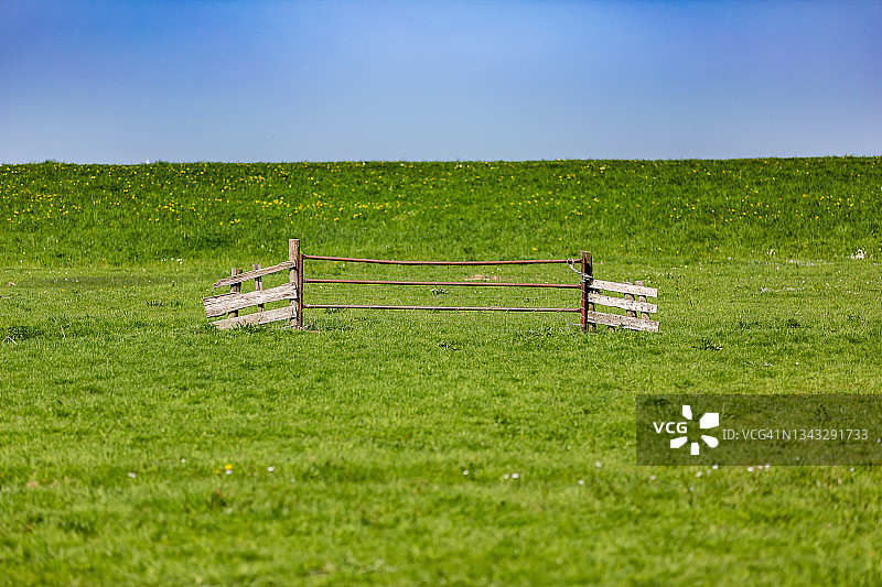 自然风光中的栅栏图片素材