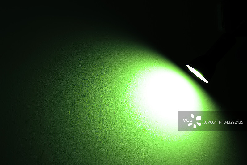 墙上的绿色聚光灯图片素材