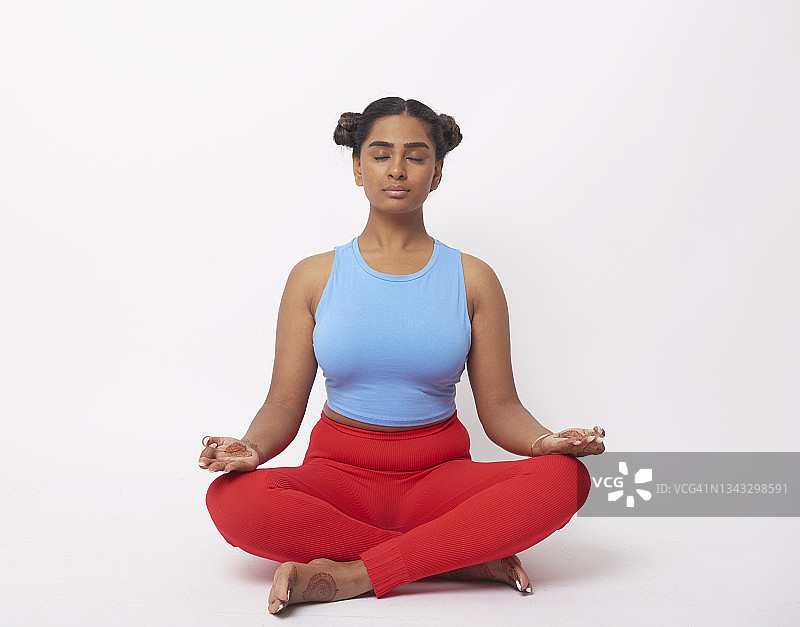 冥想中的瑜伽姿势的女人图片素材