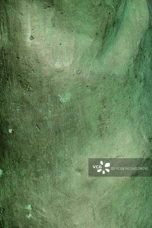 风化铜板上的绿色铜绿图片素材