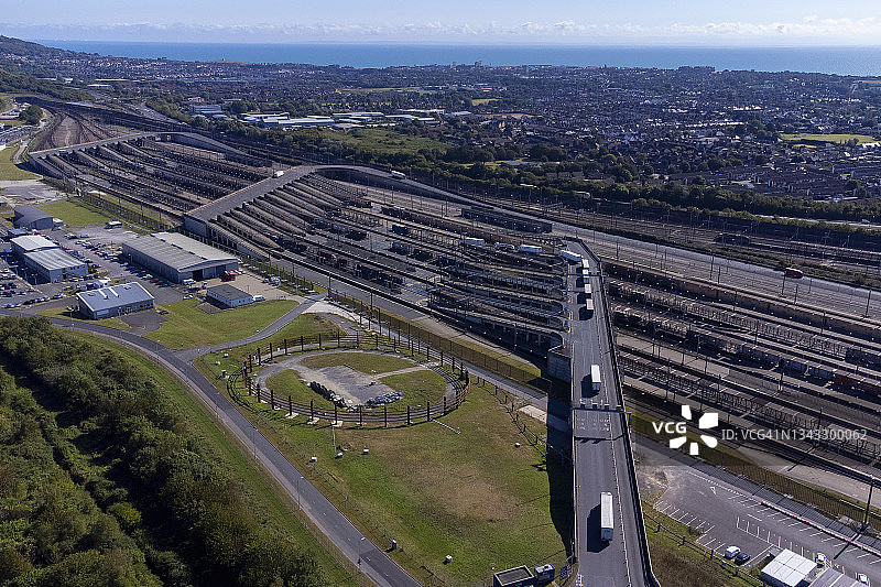 从空中俯瞰在福克斯通码头排队等候欧洲隧道火车的卡车图片素材