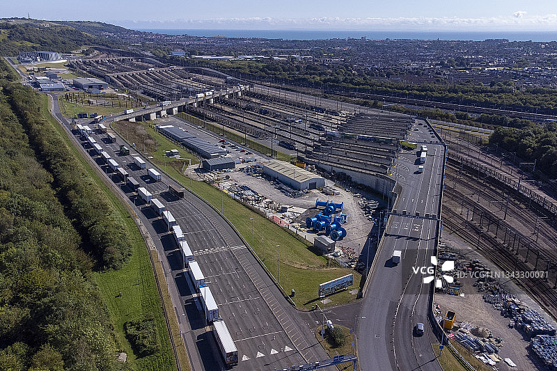 从空中俯瞰在福克斯通码头排队等候欧洲隧道火车的卡车图片素材