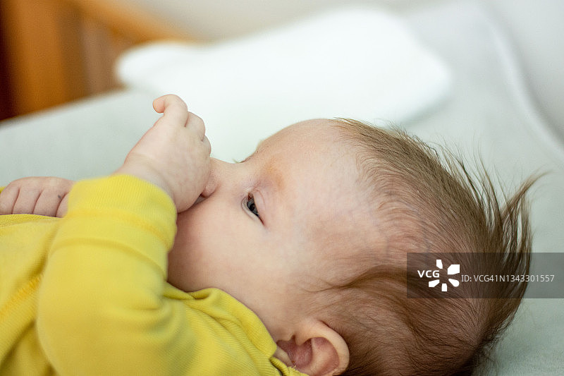 可爱的宝宝吮吸手指图片素材