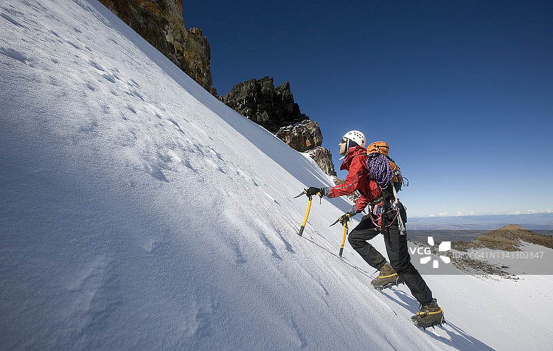 登山者攀登火山图片素材