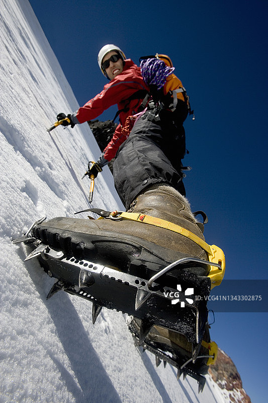 登山者攀登火山图片素材