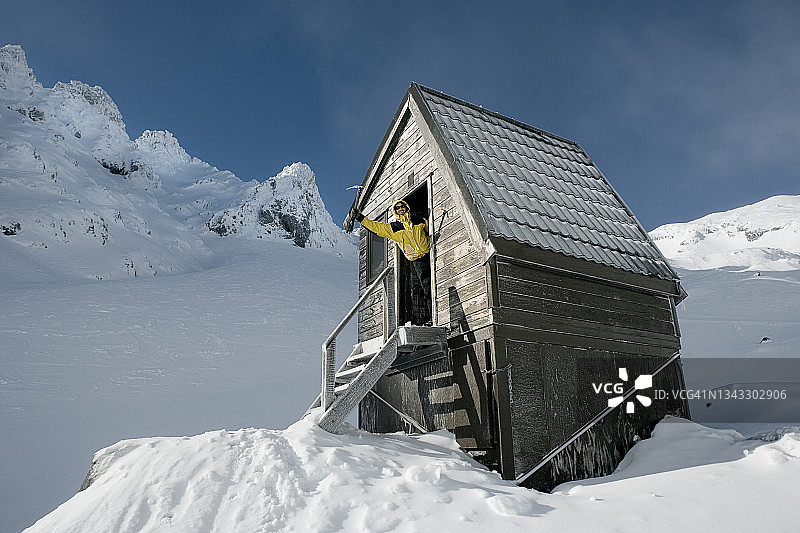 小木屋里的登山者图片素材