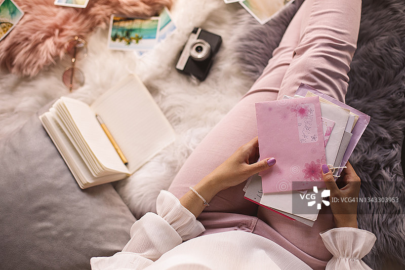 年轻女子拿着一堆信件和情书图片素材