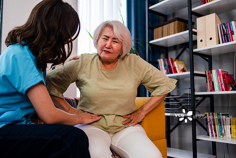 腹痛患者接受医生检查，诊断胃癌、肠易激综合征、盆腔不适、消化不良、腹泻、胃食管反流病等疾病图片素材