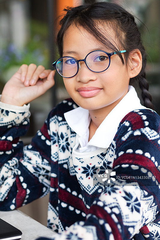 戴眼镜的泰国女学生肖像，身着休闲装图片素材