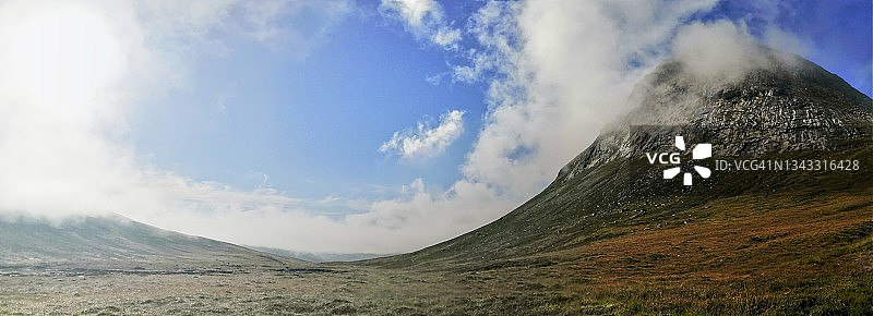 阳光明媚的峡谷中的魔鬼峰：凯恩戈姆山，高地，苏格兰图片素材