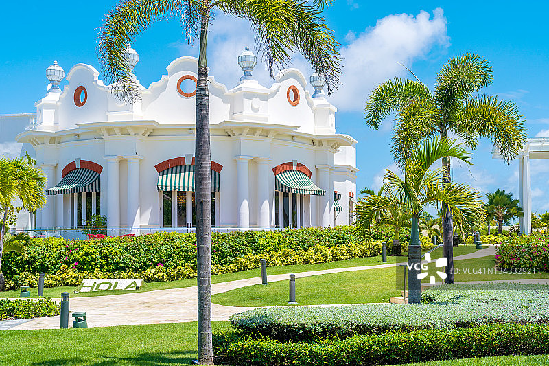 多米尼加共和国的现代白色建筑花园美景图片素材