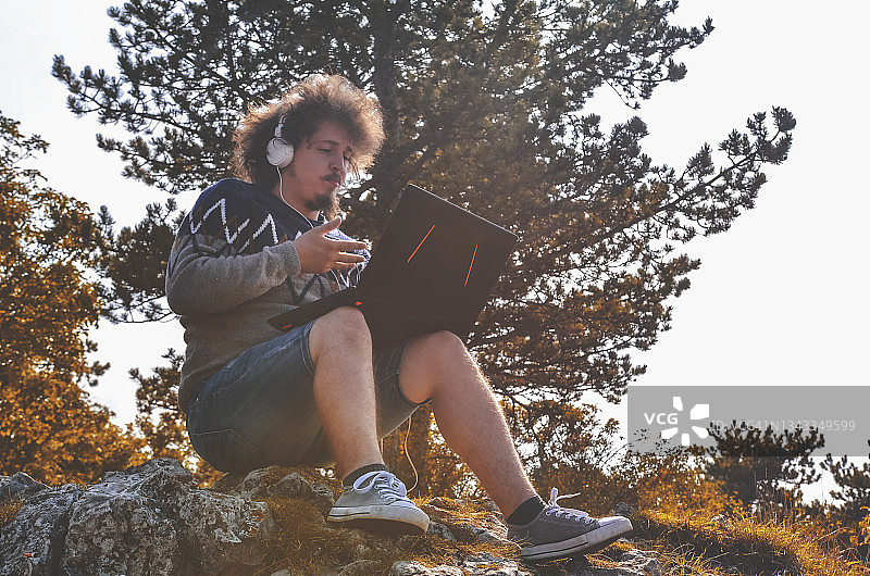 在户外进行视频通话的自由职业者图片素材