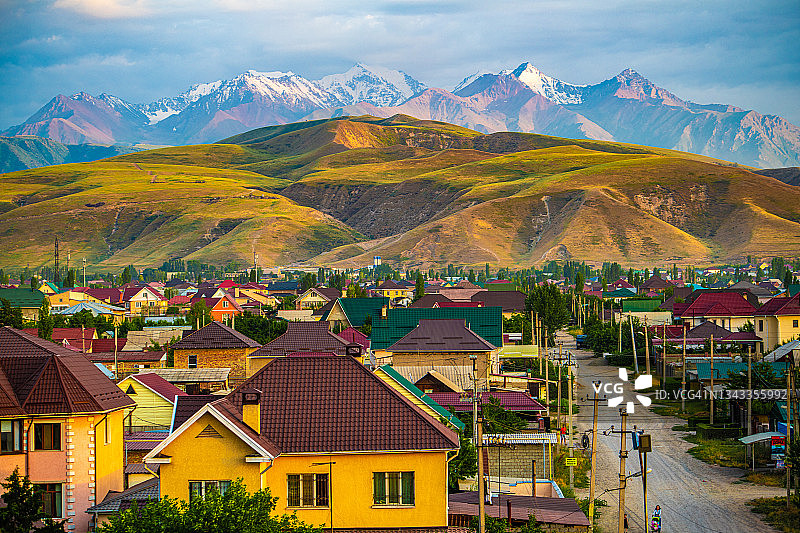 吉尔吉斯斯坦乡村的阿拉套山脉壮丽景色图片素材