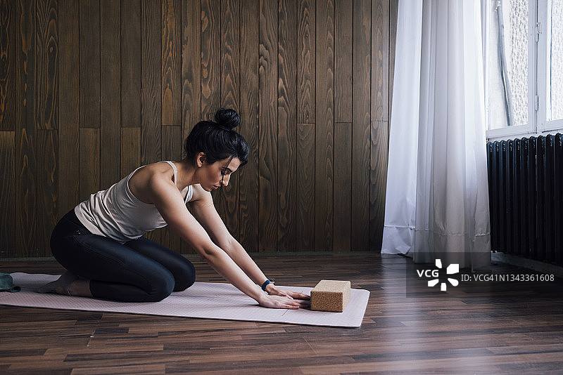 练习瑜伽的美丽年轻女人图片素材