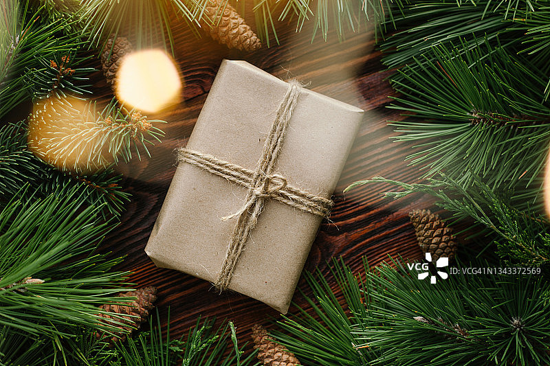 圣诞贺卡：礼品盒、松枝、松果和节日灯饰图片素材