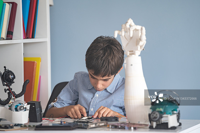 小学生进行机器人和编程工作图片素材
