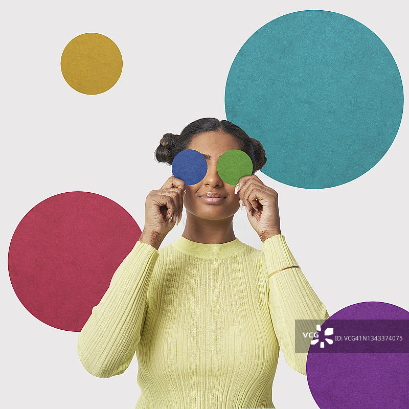 眼部彩绘圆点的年轻女人图片素材