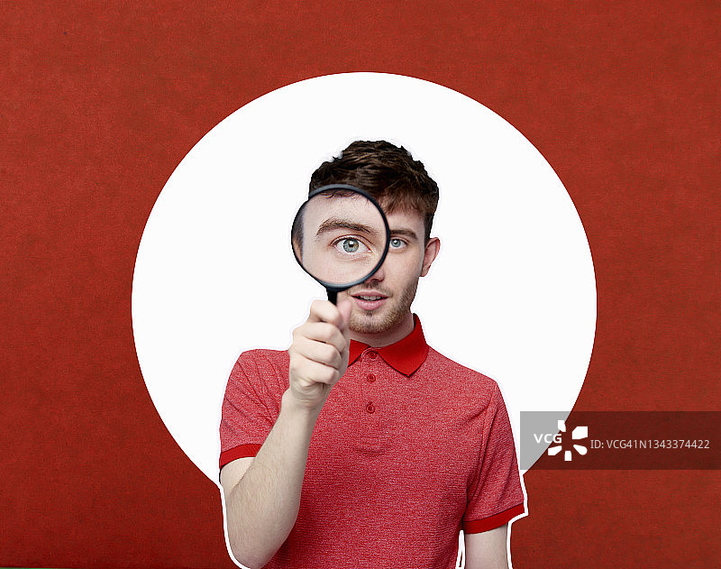男人用放大镜观察图片素材