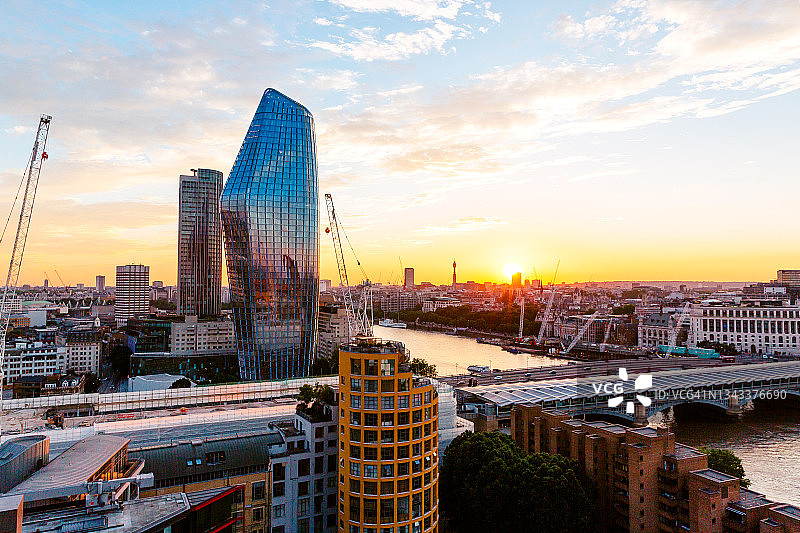 伦敦日落时分的城市天际线航拍，英国图片素材