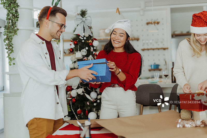 朋友庆祝圣诞节图片素材