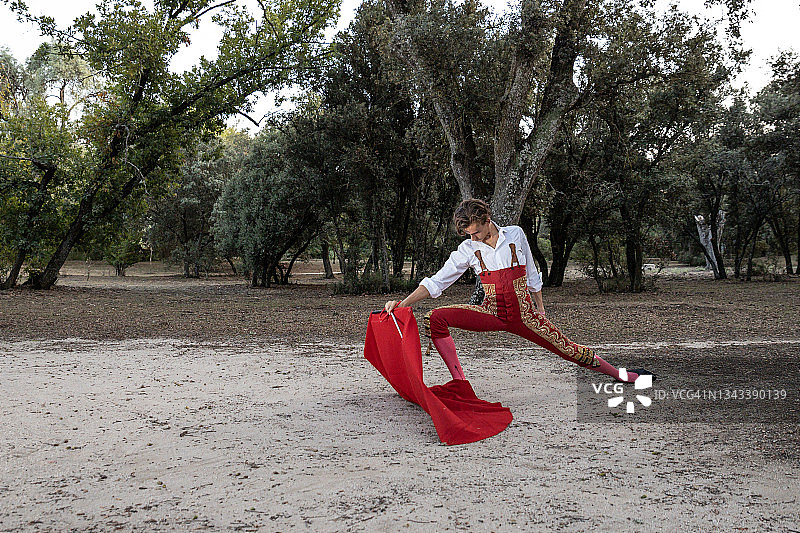 斗牛士在自然环境中优雅表演的侧视图图片素材