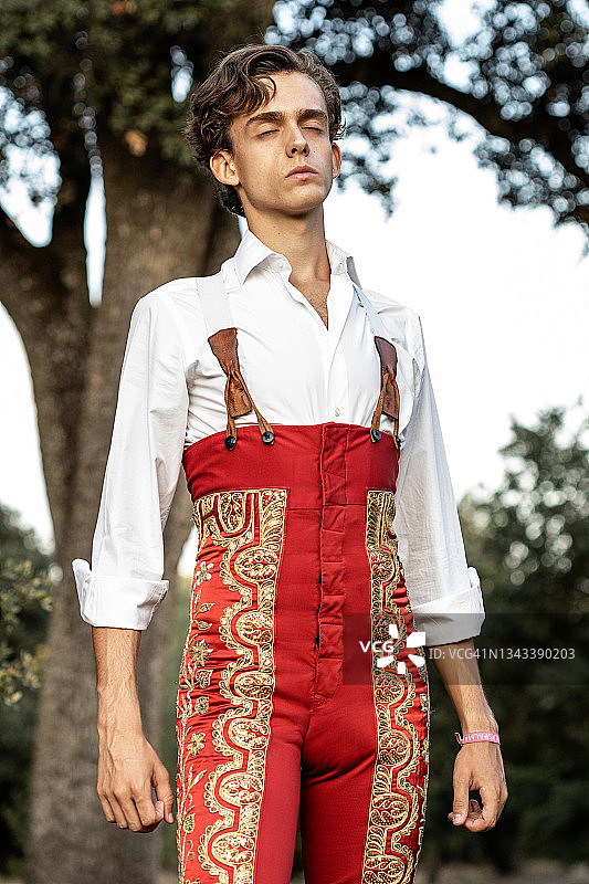 年轻斗牛士在森林中冥想，为训练做准备图片素材