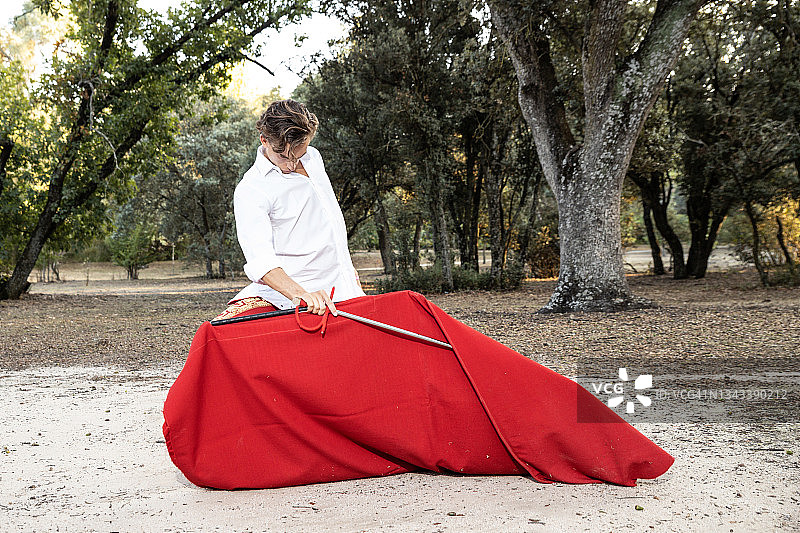 斗牛士准备斗牛图片素材