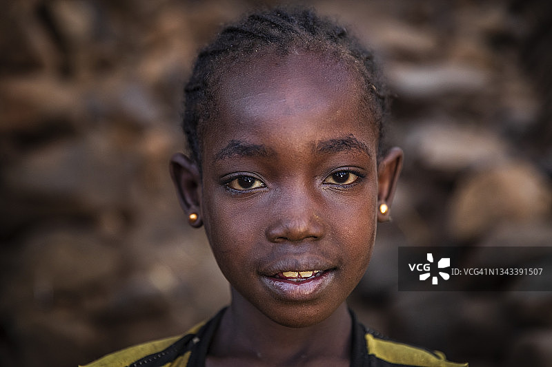 非洲埃塞俄比亚孔索附近石头村庄的年轻非洲女孩肖像图片素材