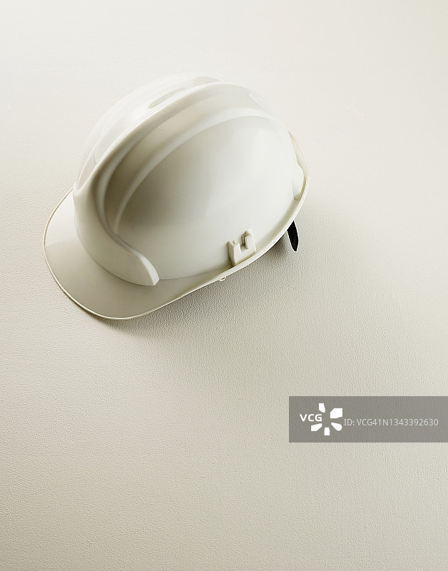 白色背景上的白色安全帽图片素材