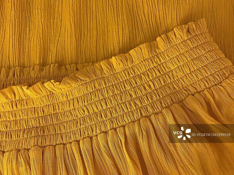 领口饰有褶皱设计的亮黄色上衣图片素材