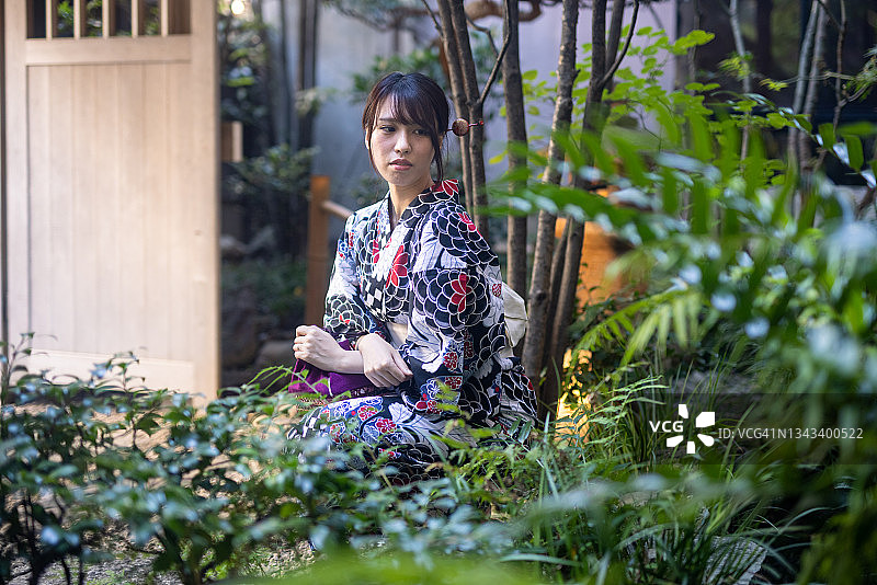 坐在日式小花园里观赏风景的浴衣日本女人图片素材