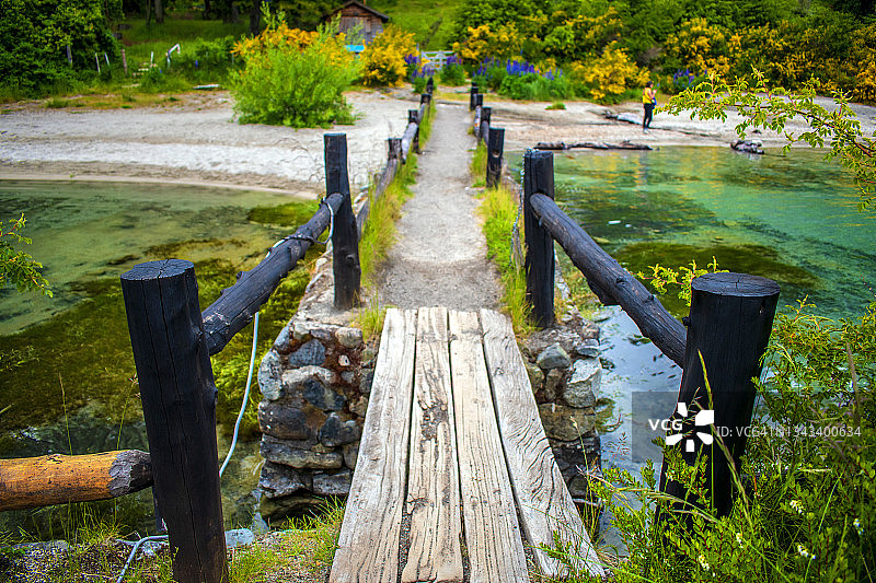 木制码头和自然景观：纳韦尔瓦皮湖，阿根廷内乌肯安戈斯图拉镇巴塔哥尼亚图片素材