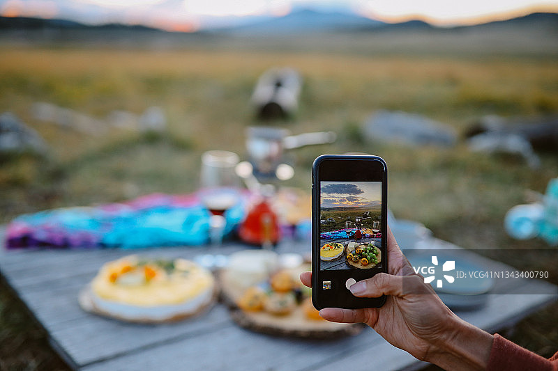 用智能手机拍摄野餐食物图片素材