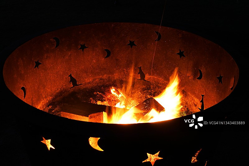 户外篝火夜间燃烧图片素材