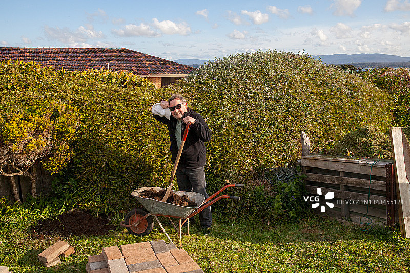 留着胡须戴着帽子的老年人在园艺图片素材