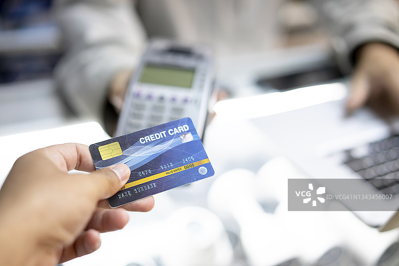 顾客在五金店进行非接触式支付图片素材