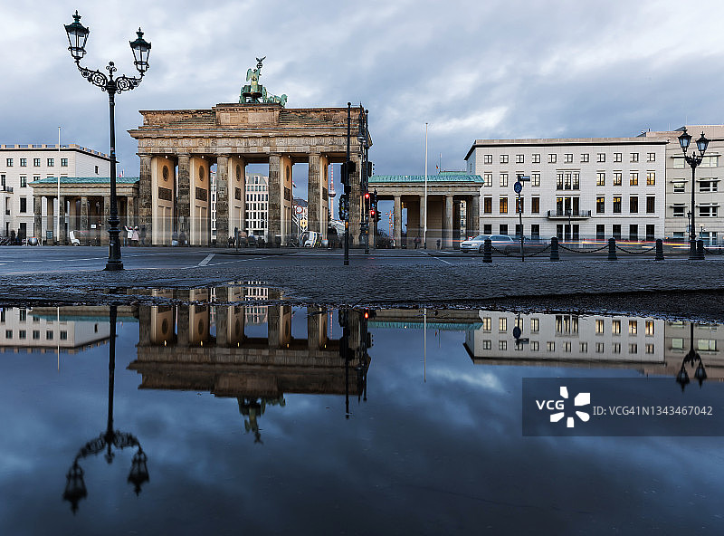 勃兰登堡门在水坑中的倒影（德国柏林）图片素材