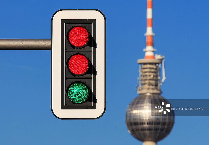 柏林电视塔和红绿交通灯（德国）图片素材