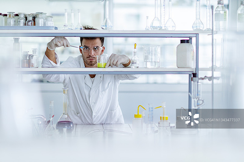 男化学家在实验室分析医学样本图片素材