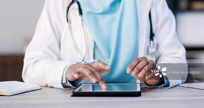 女医生使用她的平板电脑图片素材
