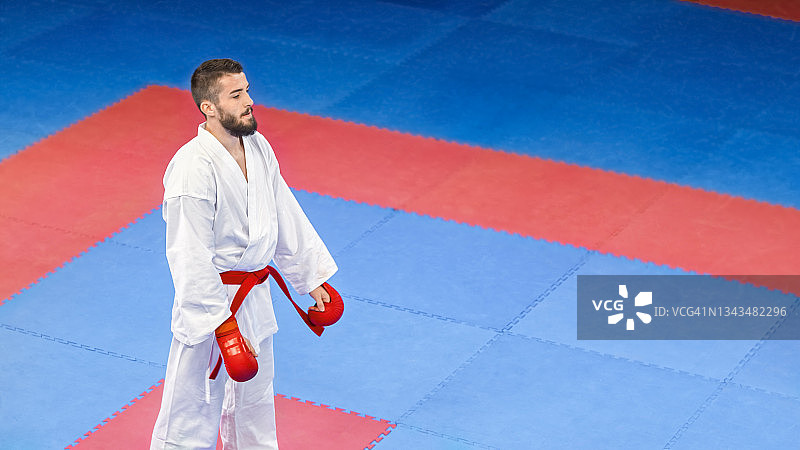 男人站在球场上展示空手道图片素材