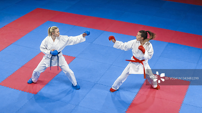 比赛中竞争的空手道女选手图片素材