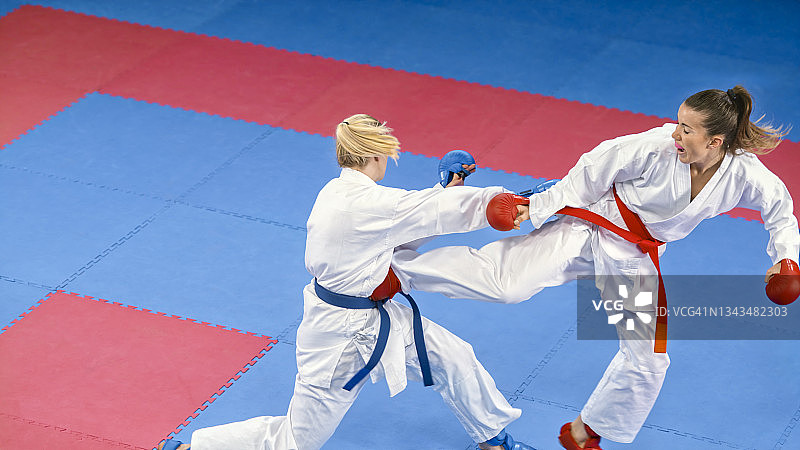 比赛中竞争的空手道女选手图片素材