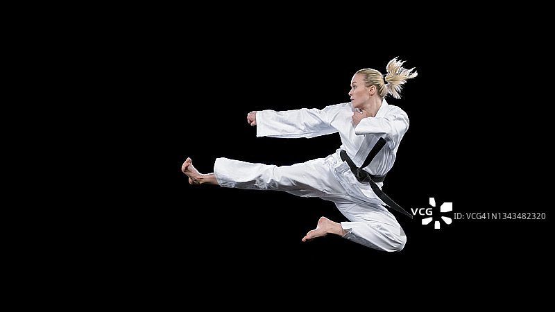 正在飞踢的空手道女选手图片素材