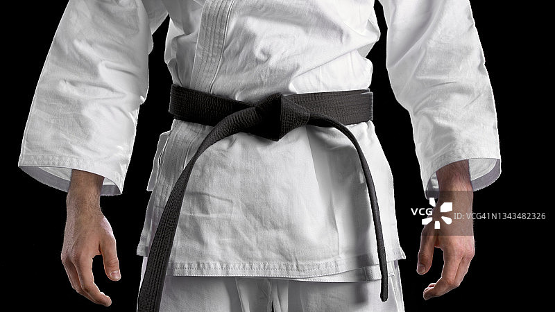 男人空手道选手站在黑色背景前图片素材