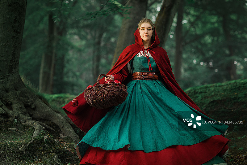 森林里美丽的小红帽女孩图片素材