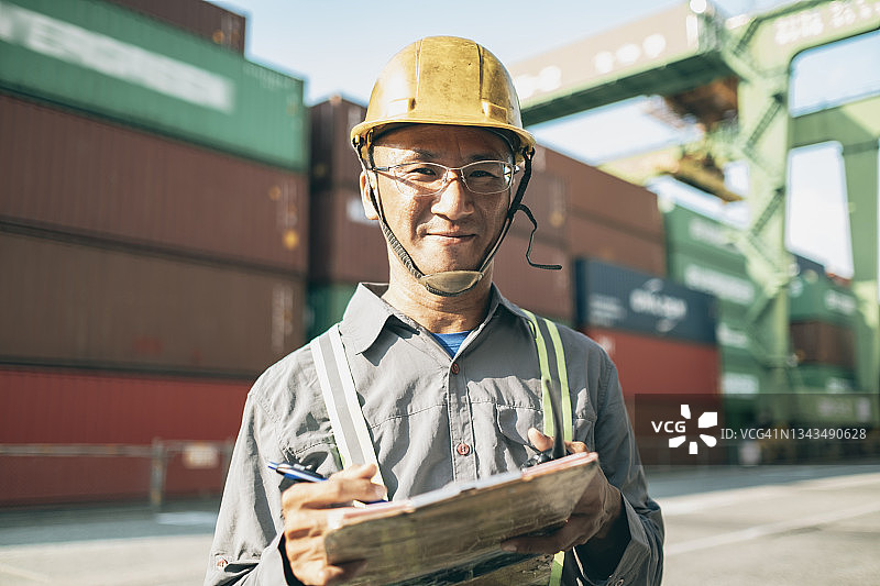 在港口工作的集装箱码头工人图片素材