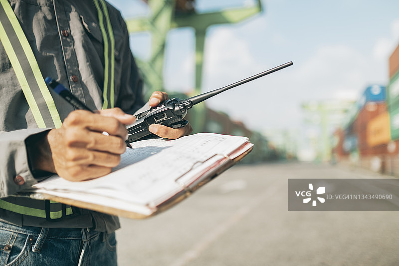 在港口工作的集装箱码头工人图片素材